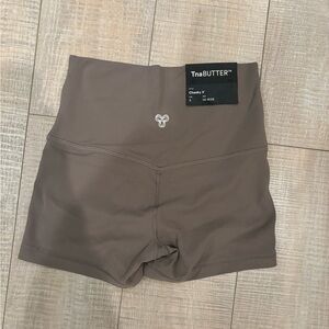 NWT ARITZIA TNABUTTER SHORTS